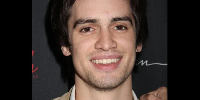 Vokalis Panic At The Disco Pelorotkan Celana di Panggung