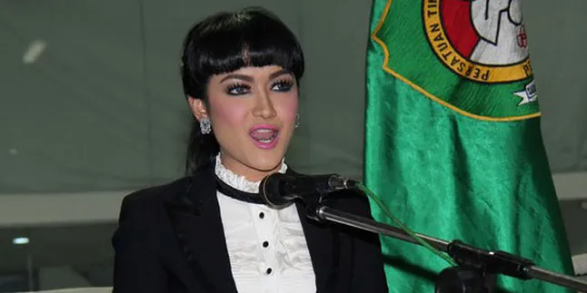Julia Perez Mendadak Tegang di Depan Menteri Julia Perez Mendadak Tegang di Depan Menteri