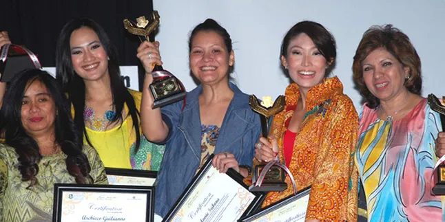 Tiga Selebriti Raih Alumni Award 2011 Tiga Selebriti Raih Alumni Award 2011