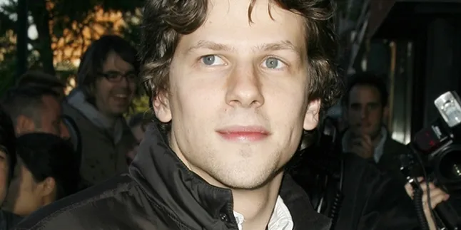 Jesse Eisenberg Lebih Suka Yang Kecil
