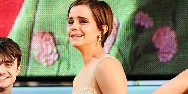 Emma Watson Malah Menangis di Red Carpet Emma Watson Malah Menangis di Red Carpet