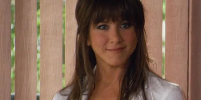 Jennifer Aniston Cuma Pakai Jas Dokter, Nothing Else!