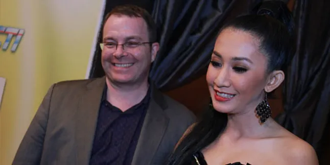 Cut Memey Pacari Pria Kanada