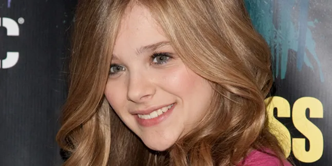 Chloe Moretz Berada di Bawah Bayang-Bayang Gelap