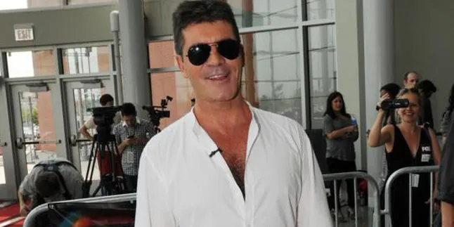 OMG! Simon Cowell Pakai Pink!