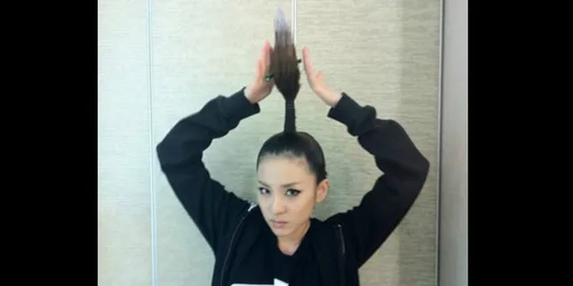 Dara 2NE1 Pamer Rambut Baru