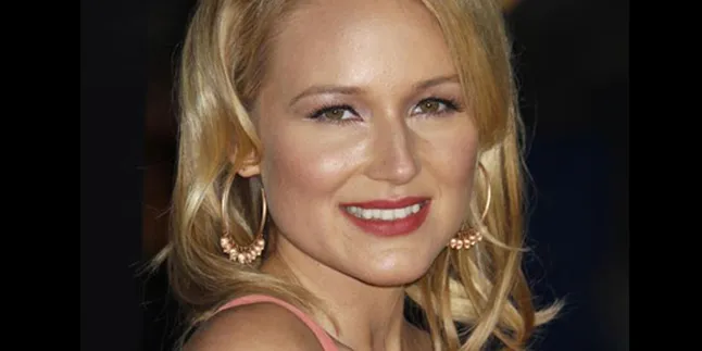 Jewel Lahirkan Putra Pertama