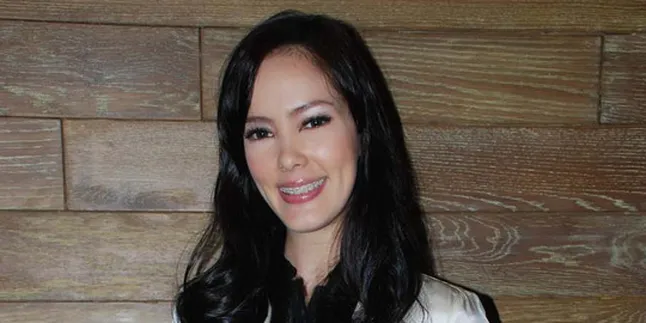 Cathy Sharon Tak Bisa Jauh Dari Gadget