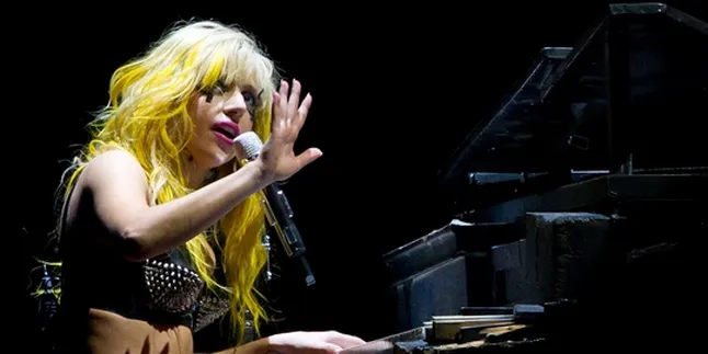 Lady GaGa Naik Panggung Dengan Kursi Roda