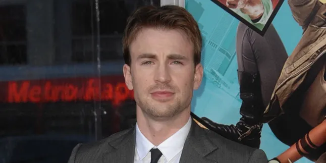 Chris Evans Disiksa Kostum Captain America
