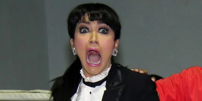 Surprise Ultah, Julia Perez Diceburin Air Mancur