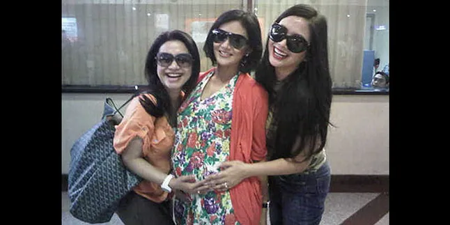 Titi DJ Kenalan Dengan Bayi Cantik Krisdayanti