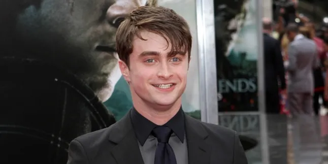 'HARRY POTTER' Geser 'TRANSFORMERS' Dari Puncak Tangga