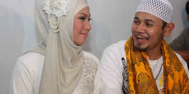Puput Melati Menikmati Menjadi Istri Ustadz Puput Melati Menikmati Menjadi Istri Ustadz