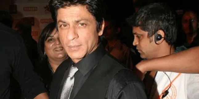 Shahrukh Khan Bayar Rp30 Juta Untuk Bagasi Ekstra Shahrukh Khan Bayar Rp30 Juta Untuk Bagasi Ekstra