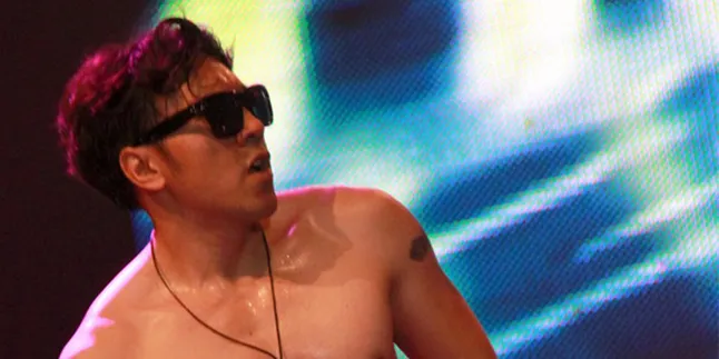 David Naif Telanjang di Java Rockin’ Land