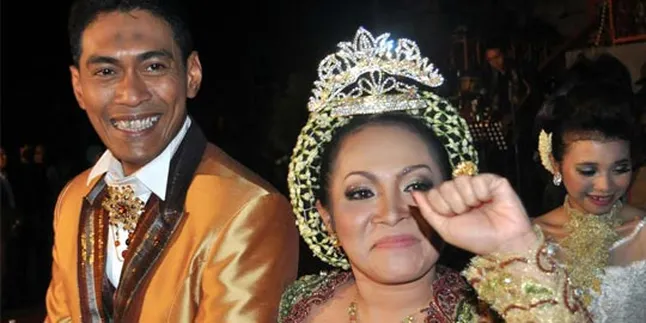 Menikah di Usia 41, Rika Roeslan Nyaris Pingsan Menikah di Usia 41, Rika Roeslan Nyaris Pingsan