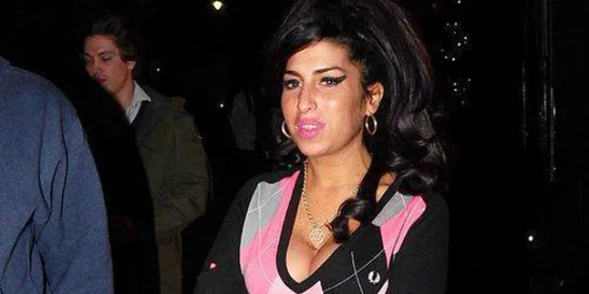 Amy Winehouse 'Kumat' Mabuk-Mabukan Setelah Putus?