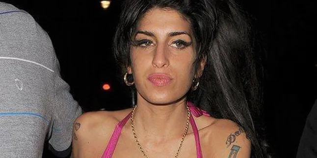 Bunga, Rokok, dan Vodka Temani Kepergian Amy