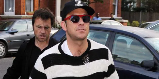Robbie Williams Hilangkan Cincin Kawinnya