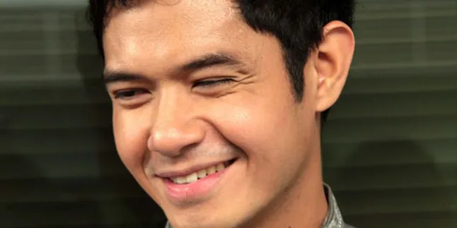 Dude Harlino Biasakan Diri Membaca