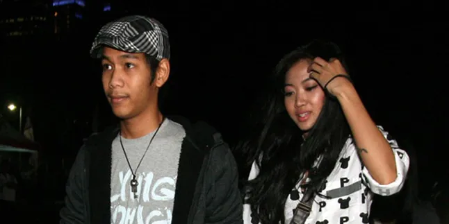 Widy Vierra Gandeng Pria di Konser Incubus