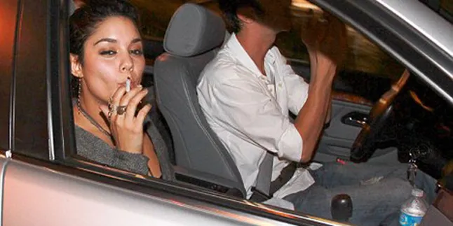 Ups, Vanessa Hudgens Kepergok Merokok!