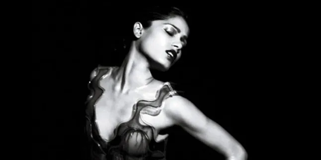 Freida Pinto Pose The Dark Diva!