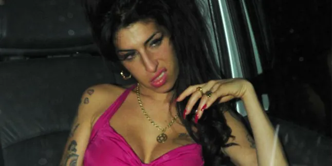 Fans Amy Winehouse Mulai Ganggu Tetangga