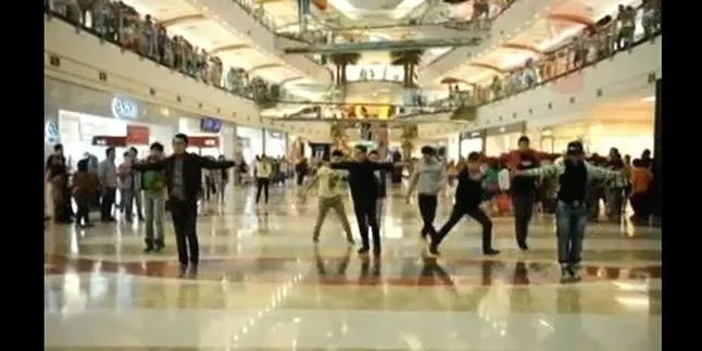 Flashmob Gleek Indonesia Bikin Heboh di Mall