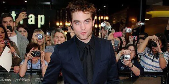 Robert Pattinson Gigit Bayi