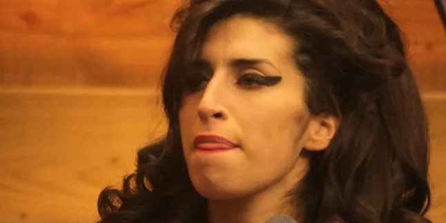 Lagu Amy Winehouse Akhirnya Dipakai James Bond?
