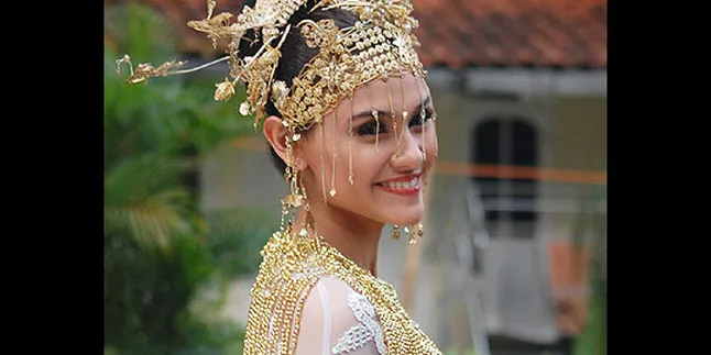 Busana Nikah, Zee Zee Shahab Pilih Kebaya