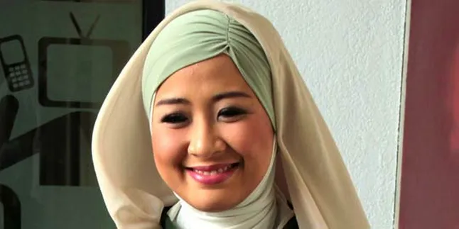 Jauh Dari Keluarga, Astrid Buka Bareng Teman