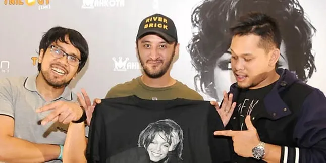 Rizki Hengkang, Alexa Tampil Beda