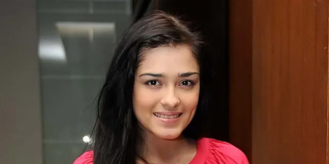 Demi Karir, Yasmine Wildblood Bagi Waktu