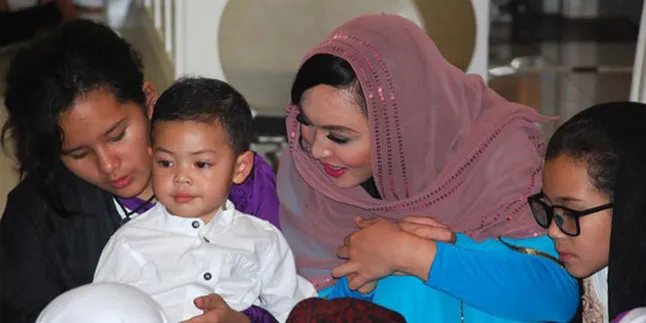 Tanpa Adjie, Angie Tetap Berusaha Pelajari Islam