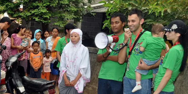 Teuku Zacky dan Para Artis Bersihkan Kampung Pemulung