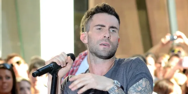 Adam Levine is Moving Like Mick Jagger