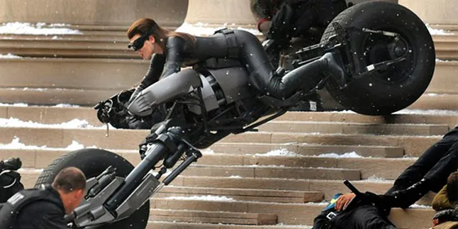 Ups, Catwoman Tabrak Kamera!