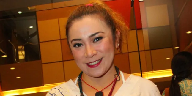 Melly Goeslaw Jadi Fashion Designer