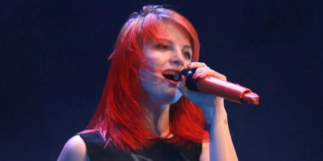 3 Lagu Awal, Paramore Langsung Bikin Pingsan Penonton