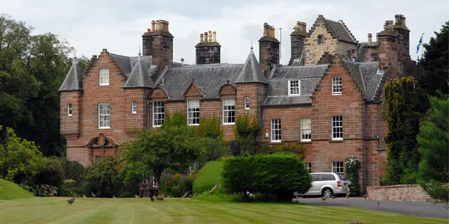 Jolie - Pitt Cuma 'Kontrak' di Kastil Abad 16-an