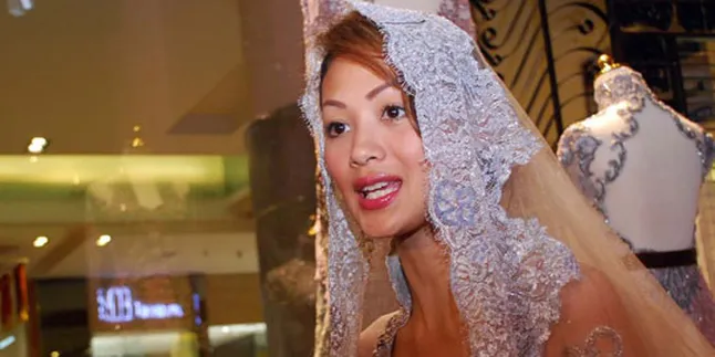 Indah Kalalo Fitting Baju Pengantin