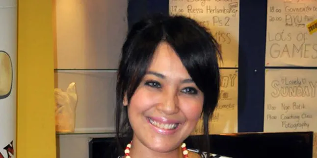 Launching Album, Sophie Navita Jamu Filosofer