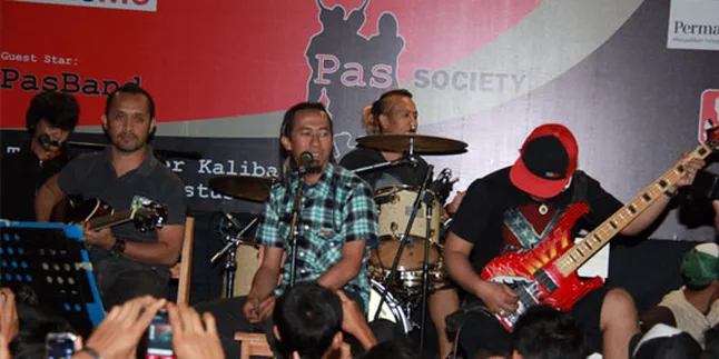 Rencana Konser Tunggal, Pas Band Bawa Designer Inggris