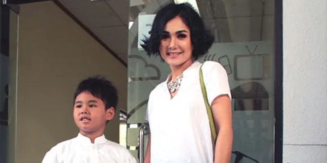 Yuni Shara Biasa Sahur Kopi dan Kue