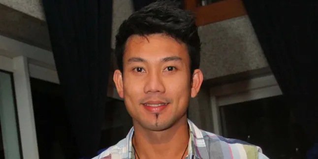 Denny Sumargo Bantah Punya Pacar?