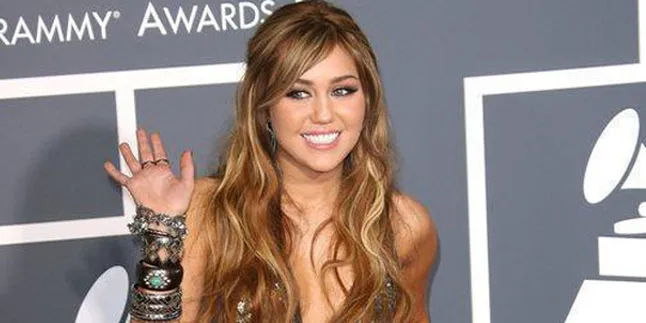 Miley Cyrus Dapat Gelar 'The Worst Cover'