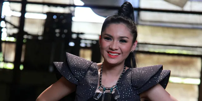 Vicky Shu Kalap Saat Buka Puasa